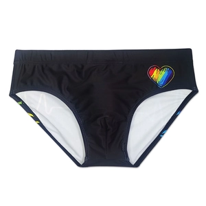 Detail der schwarzen Herren-Badehose mit schnelltrocknendem Stoff und Regenbogenherz