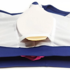 Vue macro détaillée du maillot de bain homme avec insert rembourré et cordon de serrage