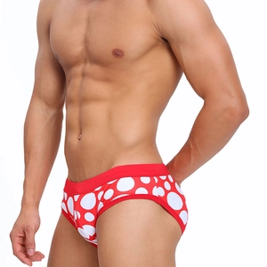 Vue latérale du slip de bain rouge pour hommes avec pois blancs et taille basse