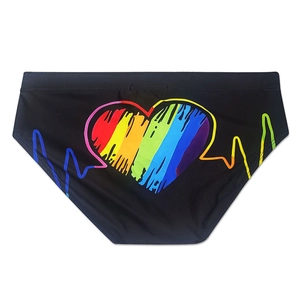 Detailansicht der Herren-Badehose mit Regenbogen-Herz-Design auf schwarzem Stoffhintergrund