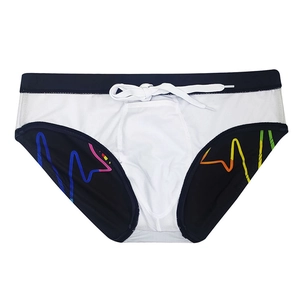 Detail von schwarz-weißen Herren-Badeslips mit bunten Neon-Linear-Mustern und Kordelzug