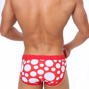 Vue arrière d'un maillot de bain rouge taille basse pour homme avec motif à pois blancs