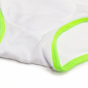 Détail macro du tissu de maillot de bain en maille blanche avec couture vert fluo au bord