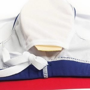 Détail du slip de bain montrant la doublure en maille blanche et les bonnets amovibles