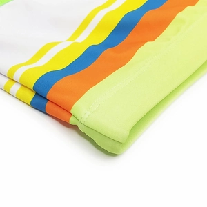 Détail de maillot de bain rayé pour hommes avec coutures robustes à double aiguille