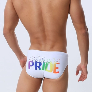 Gros plan du slip de bain blanc pour hommes avec lettrage PRIDE coloré et oiseaux noirs