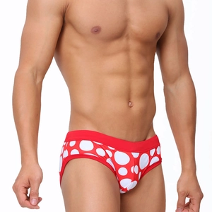 Détail du slip de bain rouge pour homme avec un motif élégant à grands pois blancs