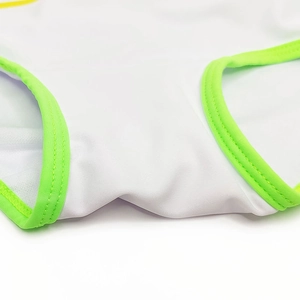 Détails de ce maillot de bain blanc avec tissu élastique et bordure vert fluo