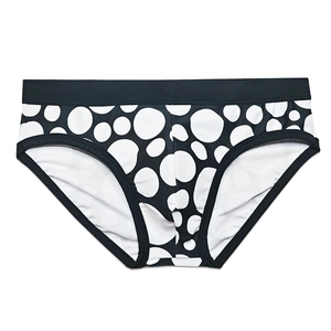 Détail du maillot de bain homme à pois avec une large ceinture élastique noire