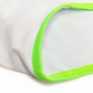 Détail du short de bain blanc haute élasticité avec coutures de bord vert néon
