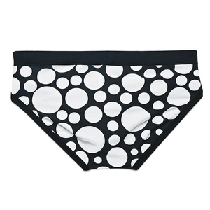 Détail du maillot de bain homme avec motif à pois blancs et ceinture élastique noire