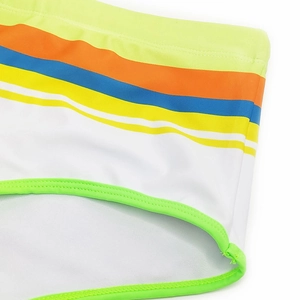 Détail de l'imprimé rayé multicolore du maillot de bain homme avec bordure vert fluo et couture
