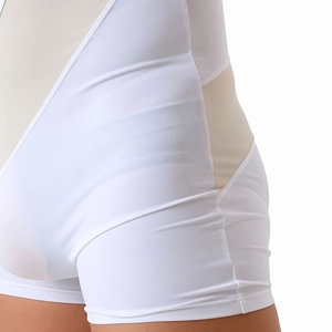 Nahaufnahme eines hochelastischen weißen Bodys aus Nylon mit formenden Kompressionszonen