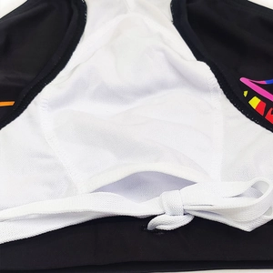 Detail der Herren-Schwimmhose mit atmungsaktivem Netzfutter und verstellbarem Kordelzug