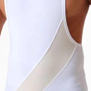 Nahaufnahme der Farblock-Nähte und der elastischen Nylon-Textur beim Herren-Body