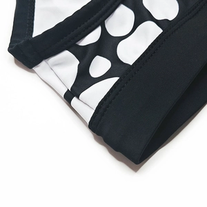 Détail du maillot de bain pour hommes avec motif à pois noir et blanc et coutures soignées