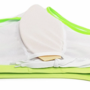 Détail macro du maillot de bain pour hommes avec doublure en filet et coussinets amovibles