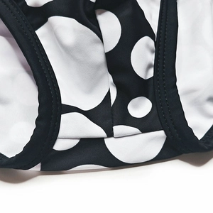Gros plan sur les coutures haute densité du maillot de bain homme à pois