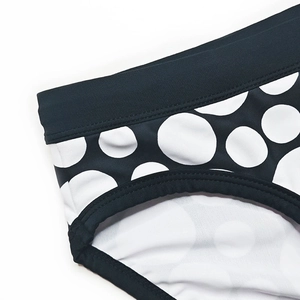 Détails rapprochés du maillot de bain homme à pois avec coutures élastiques de qualité