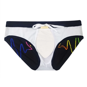 Detailansicht der schnelltrocknenden Badehose mit Kontrastfarben und Regenbogenmuster