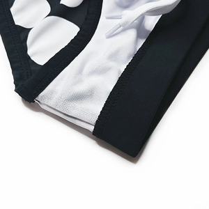 Détail du slip de bain homme avec taille à cordon et tissu en maille respirant