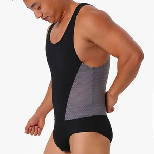 Détail du body pour homme avec panneaux latéraux en mesh gris respirant et tissu élastique noir