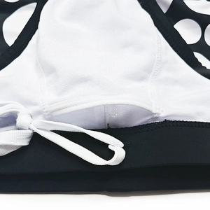Détail du maillot avec doublure en maille respirante et poche pour coussinets amovibles