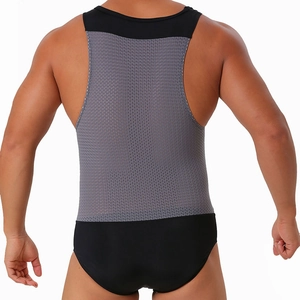 Détail du tissu en maille grise et du design dos nageur noir sur le body pour hommes