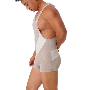 Seitenansicht eines Herren-Ringer-Singlets aus Stretch in Hellbraun und Beige-Design