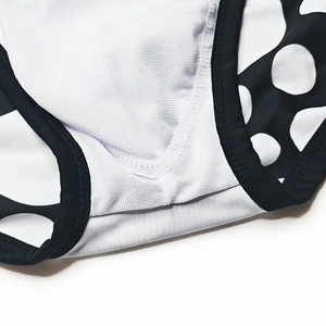 Gros plan détaillé du maillot de bain homme à pois avec doublure en maille et coutures