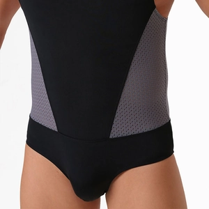 Détail du body pour hommes avec empiècements en maille grise et coutures renforcées