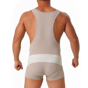 Rückansicht eines elastischen Herren-Bodysuits in Beige mit Racerback-Design