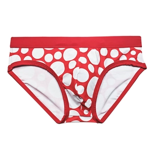 Vue détaillée du slip de bain rouge pour homme avec imprimé tendance à pois blancs