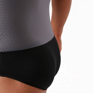 Détail du tissu en maille grise respirante et coutures élastiques noires sur body homme