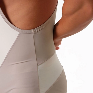Detailaufnahme der Seitennähte eines Herren-Sport-Bodysuits aus Nylon-Stretch