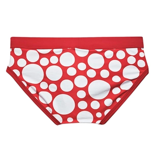 Détail d'un slip de bain rouge pour homme avec imprimé à pois et ceinture élastique