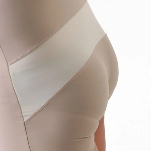 Detail der High-Waist Shapewear mit Mesh-Einsätzen und nahtloser Verarbeitung für Kurven
