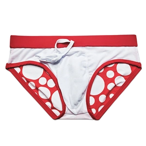 Vue détaillée du maillot de bain pour hommes avec cordon blanc et motif à pois rouges