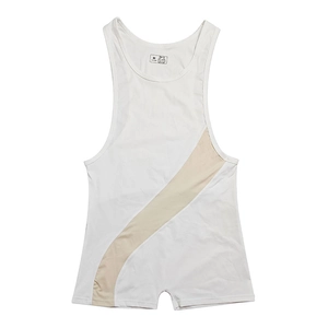 Flachbild-Detail eines Herren-Ringer-Singlets mit Kontrastpaneelen in Weiß und Beige