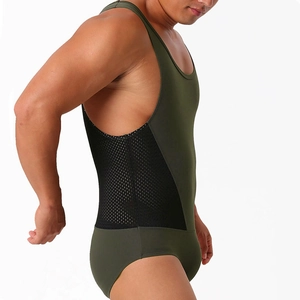 Vue latérale du body pour hommes vert olive avec panneaux en maille noire respirante