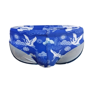 Détail du slip de bain bleu roi pour hommes avec imprimés traditionnels de grues et nuages