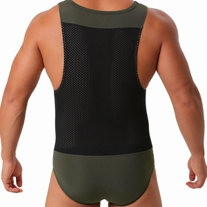 Vue arrière du body sport homme montrant le mesh noir respirant et le tissu vert élastique