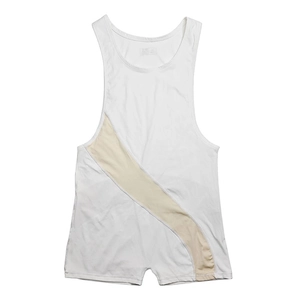 Detail eines Herren Ringer-Singlet mit beigem Diagonalelement und atmungsaktivem Stoff