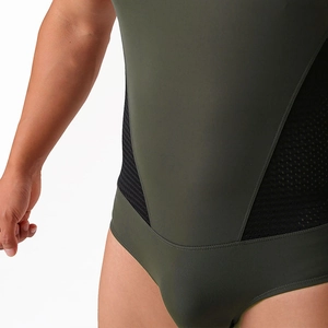 Détail d'un body pour hommes vert armée avec des panneaux en maille noire et coutures