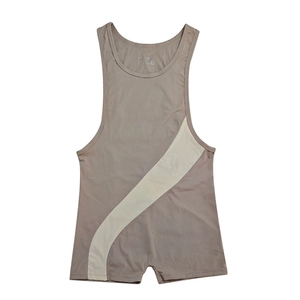 Flachliegendes beige-weißes Sport-Ringer-Singlet mit diagonalem Streifendesign