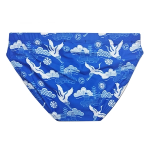 Détail du slip de bain bleu pour hommes avec imprimé grue blanche et motifs de nuages
