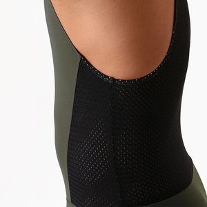 Détail du body vert militaire montrant la maille en nid d'abeille et le tissu respirant