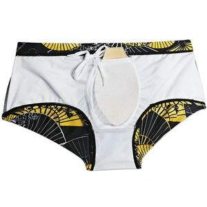 Détail du maillot de bain pour hommes avec imprimé d'éventail japonais et coque de protection