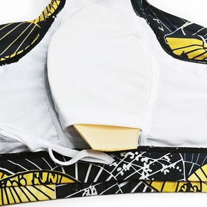 Détail du maillot de bain montrant les bonnets rembourrés amovibles et la doublure