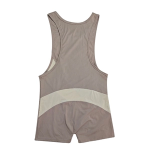 Detailansicht des Racerback-Schnitts und Farblock-Designs am Herren Sport-Ringeranzug